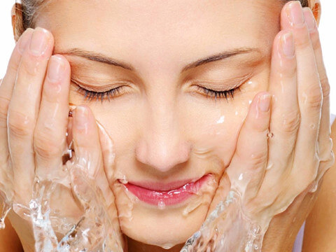 Cách trị da mặt khô vào mùa đông - Uống nhiều nước